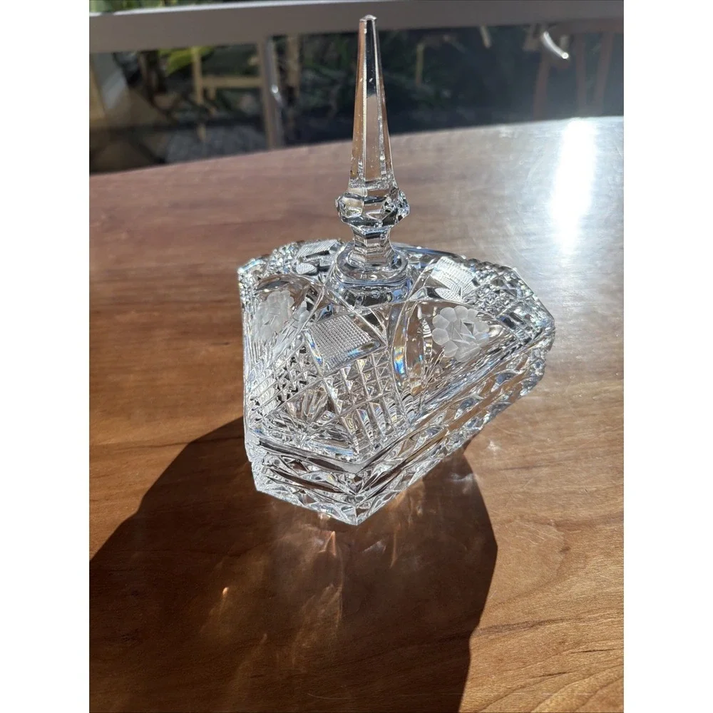 VINTAGE HEAVY PRESSED Crystal GLASS‎ TRIANGLE CANDY DISH WITH LID AND FINIAL TOP